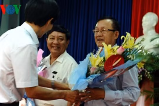 Ông Nguyễn Sự - Chủ tịch HĐND thành phố Hội An tặng hoa chúc mừng ông Nguyễn Văn Dũng