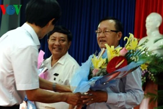 Ông Nguyễn Sự - Chủ tịch HĐND thành phố Hội An tặng hoa chúc mừng ông Nguyễn Văn Dũng