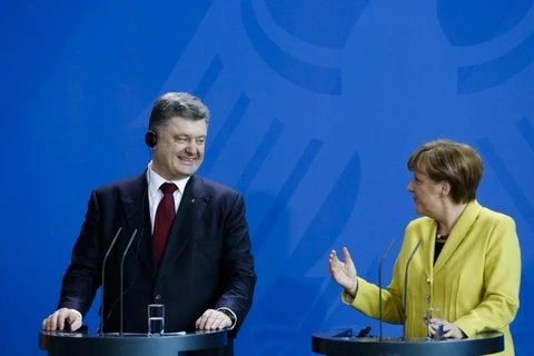Tổng thống Ukraine Poroshenko (bên trái) và nữ Thủ tướng Đức Merkel 