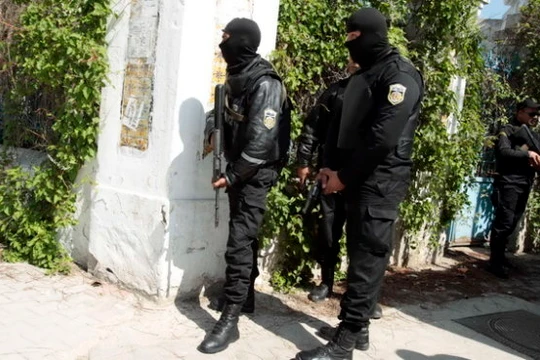 Cảnh sát Tunisia đứng gác bên ngoài tòa nhà Quốc hội ở Tunis ngay sau cuộc tấn công bảo tàng BArdo - Ảnh:Reuters