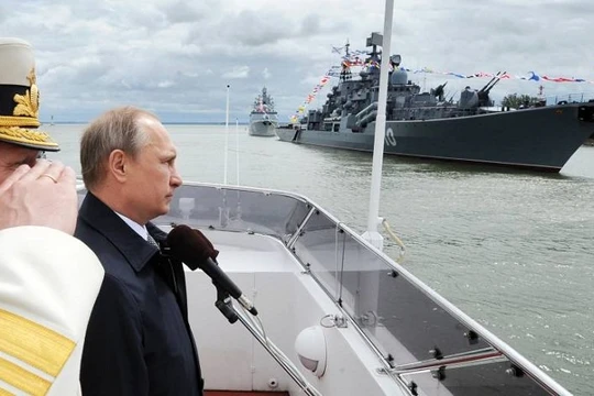 Tổng thống Nga Vladimir Putin tham gia duyệt binh nhân ngày Hải quân tại Baltiisk, phía Tây nước Nga vào hôm 26/7. Ảnh: Sputnik/AP