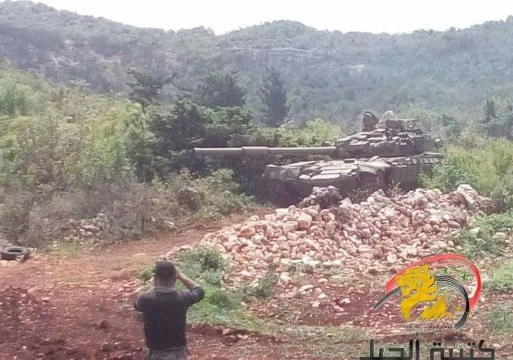 Xe tăng quân đội Syria pháo kích trên chiến trường Latakia