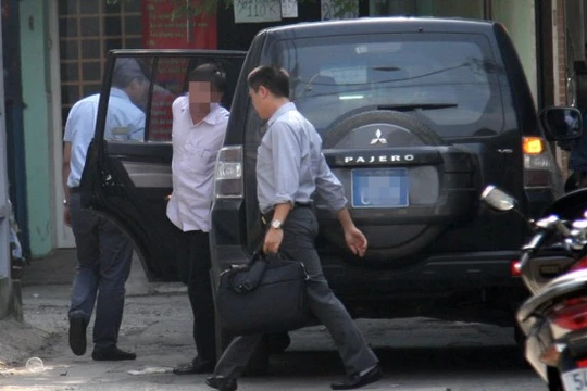 Công an khám xét tại nhà riêng ông Nguyễn Quốc Viễn - Ảnh: Ngọc Lê