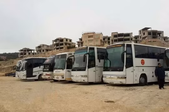Xe buýt chở các chiến binh còn lại đầu hàng về tỉnh Idlib