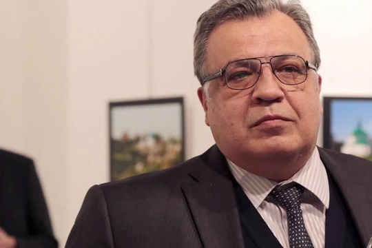 Đại sứ Nga Andrei Karlov, phía sau ông là thủ phạm vụ ám sát