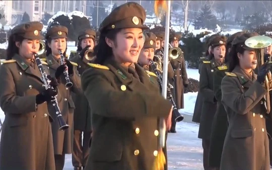Những nữ quân nhân quân nhạc Bắc Triều Tiên biểu diễn trong ánh nắng chiều