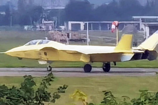 Tiêm kích tàng hình hai chỗ ngồi J-20 trong trung tâm thử nghiệm Trung Quốc. Ảnh Weibo