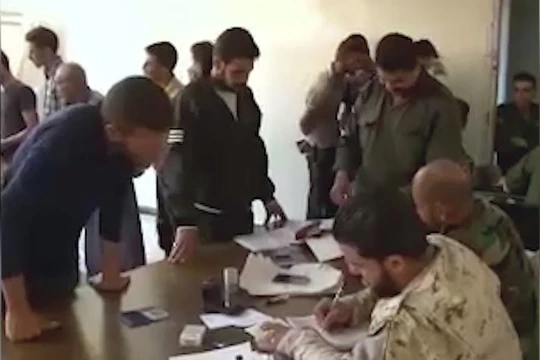 Những tay súng Hồi giáo cực đoan nộp súng đầu hàng ở khu vực Rastan. Ảnh minh họa video