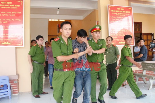 Nghi phạm Nguyễn Hải Dương được dẫn giải từ trụ sở công an huyện Chơn Thành, tỉnh Bình Phước ra xe về trại tạm giam - Ảnh: Xuân An