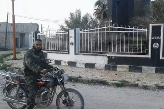 Người lính đầu tiên tiến vào thị trấn Deir Hafer