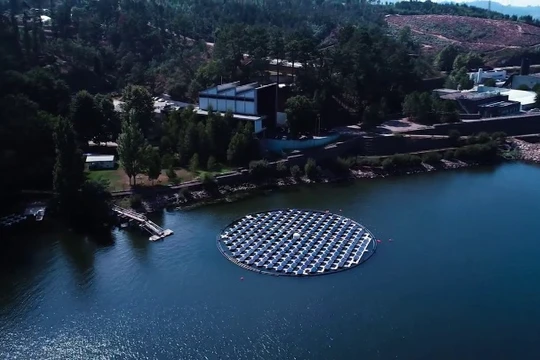 Đảo năng lượng điện mặt trời PROTEVS, xoay theo hướng mặt trời. Ảnh SolarisFloat