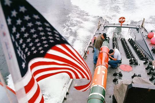 Các nhân viên kỹ thuật Mỹ đang bảo dưỡng một ngư lôi MK-48 - ảnh Hải quân Mỹ