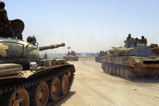 Xe tăng quân đội Syria trên đường tiến về Raqqa