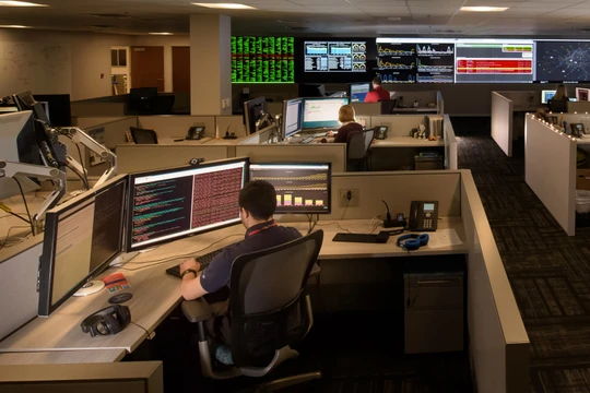 Phòng trung tâm an ninh mạng nội bộ của Lockheed Martin. Ảnh minh họa: Breaking Defence.