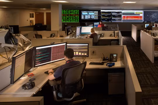 Phòng trung tâm an ninh mạng nội bộ của Lockheed Martin. Ảnh minh họa: Breaking Defence.