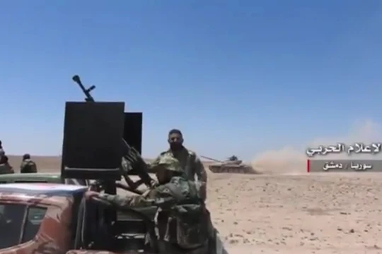 Các đơn vị quân đoàn tình nguyện số 5 tiến công trên sa mạc Syria - ảnh video