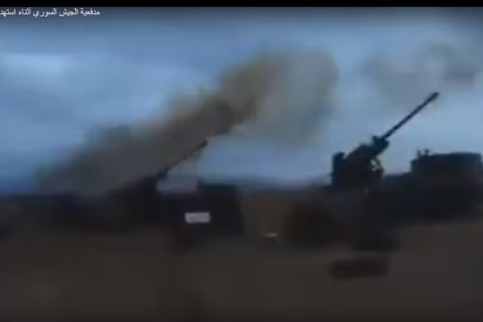 Pháo binh quân đội Syria bắn phá chiến tuyến phiến quân ở Đông Ghouta - ảnh minh họa video