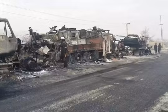 Đoàn 70 chiếc xe quân vụ của chính quyền Kabul bị Taliban hủy diệt ở Afghanistan. Ảnh minh họa: South Front.