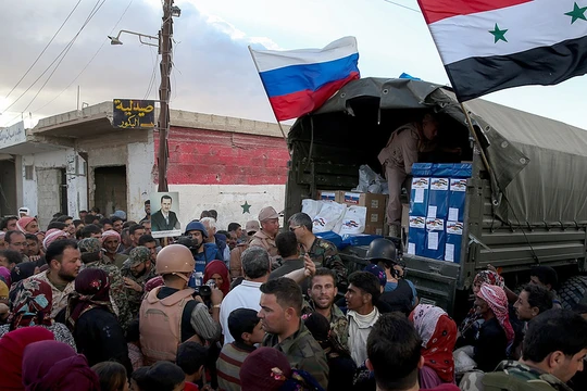 Quân cảnh Nga cung cấp viên trợ nhân đạo cho người dân ở Đông Ghouta