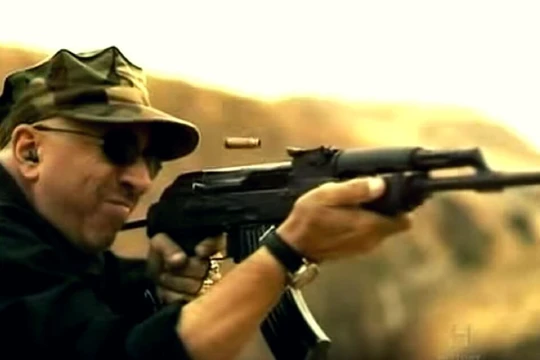 Cựu chiến binh chiến tranh Việt Nam thử súng AK-47