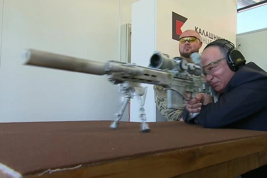 Tổng thống Nga Vladimir Putin thử nghiệm súng trường bắn tỉa SVCh - 308