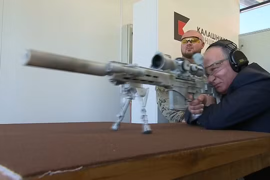 Tổng thống Nga Vladimir Putin thử nghiệm súng trường bắn tỉa SVCh - 308