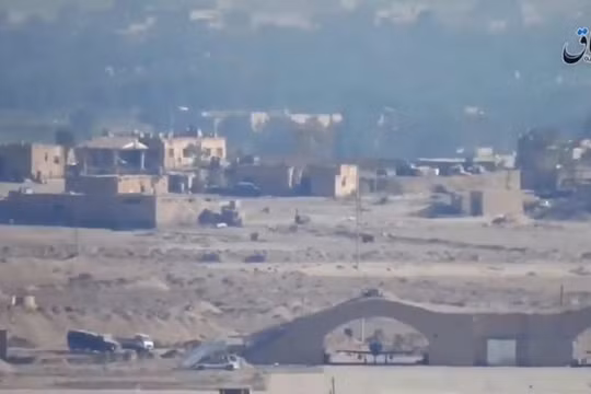 Chiến binh IS quay video ghi lại quang cảnh bên trong sân bay Deir ez Zor