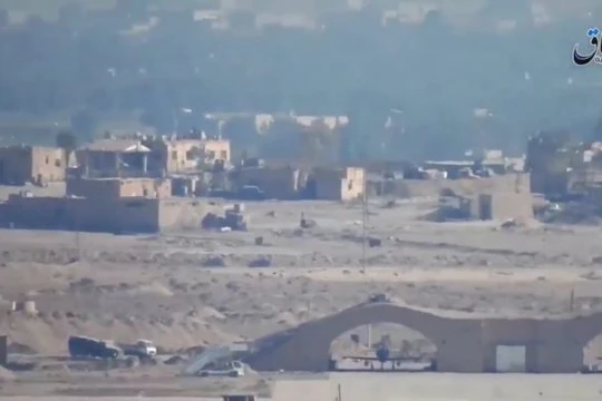 Chiến binh IS quay video ghi lại quang cảnh bên trong sân bay Deir ez Zor