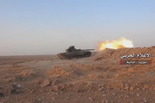 Xe tăng quân đội Syria tiến công trên chiến trường sa mạc phía đông tỉnh Homs - ảnh video