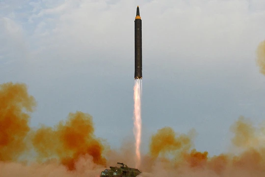 Bắc Triều Tiên phóng tên lửa đạn đạo - ảnh minh họa của NY Times