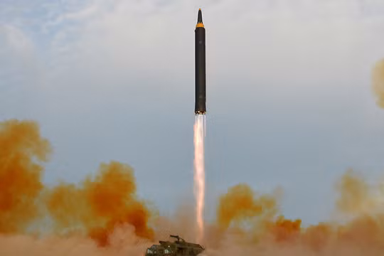 Bắc Triều Tiên phóng tên lửa đạn đạo - ảnh minh họa của NY Times