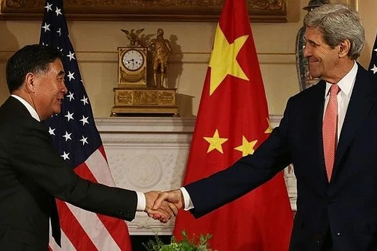 Các nhà chính trị ngoại giao Mỹ - Trung Quốc tuy bắt tay nhau tại Washington nhưng chưa thể giải quyết mọi bát đồng. Ảnh: AFP