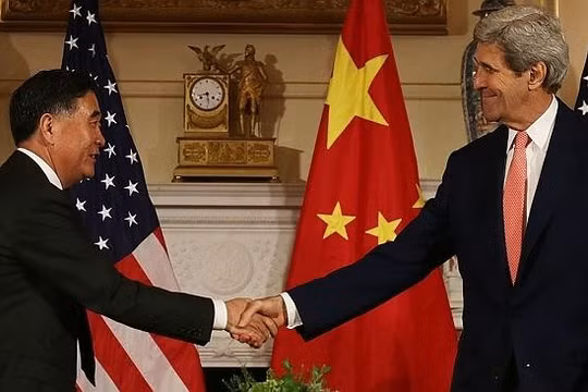 Các nhà chính trị ngoại giao Mỹ - Trung Quốc tuy bắt tay nhau tại Washington nhưng chưa thể giải quyết mọi bát đồng. Ảnh: AFP