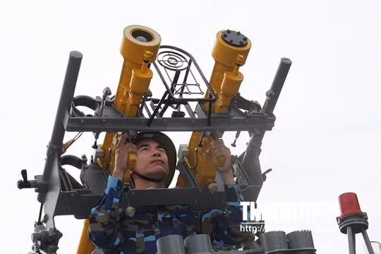 Chiến sĩ trẻ với 2 tên lửa phòng không tầm thấp A72 