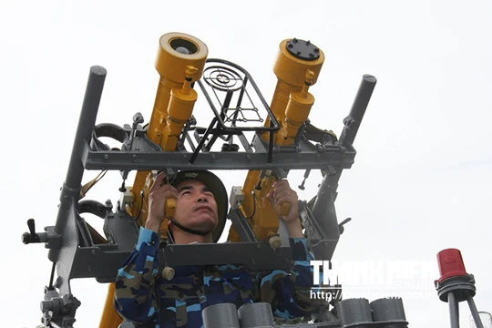 Chiến sĩ trẻ với 2 tên lửa phòng không tầm thấp A72 