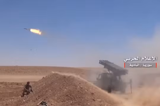 Pháo binh quân đội Syria tấn công IS trên vùng sa mạc tỉnh Homs - Ảnh truyền thông quân đội Syria