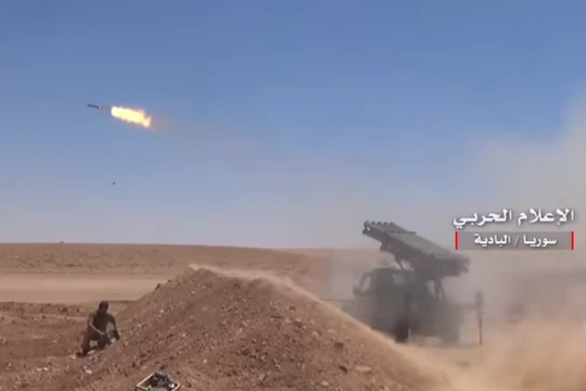 Pháo binh quân đội Syria tấn công IS trên vùng sa mạc tỉnh Homs - Ảnh truyền thông quân đội Syria