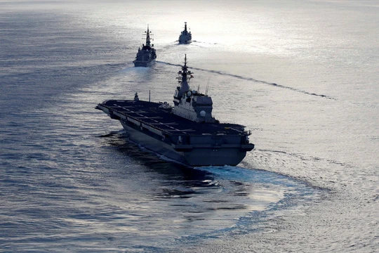 Tàu khu trục đổ bộ trực thăng lớp Izumo Kaga © Ảnh REUTERS / Kim Kyung-Hoon.