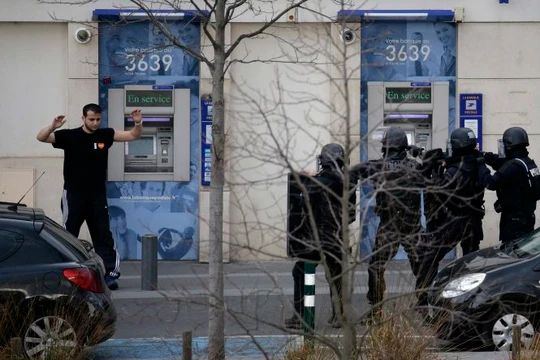 Cảnh sát Pháp bắt giữ kẻ bắt cóc. Ảnh AFP 