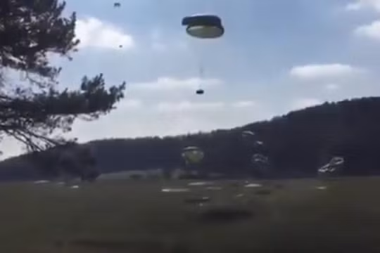 Nhảy dù bất thành, ba xe thiết giáp Humvee thành sắt vụn