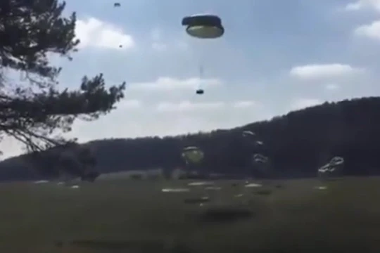 Nhảy dù bất thành, ba xe thiết giáp Humvee thành sắt vụn