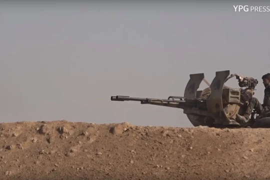 Lực lượng Dân chủ Syria SDF tiến công trên chiến trường Deir Ezzor.