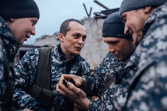 Các dân quân chiến đấu ở Debaltsevo được chuyển đến trận địa Beloy Kamenki 50 km phía Nam Donesk. Không thể thiếu Iphone...