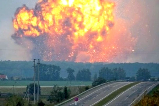 Vụ nổ trong kho vũ khí của Ukraina - ảnh video