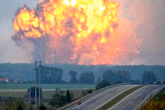 Vụ nổ trong kho vũ khí của Ukraina - ảnh video