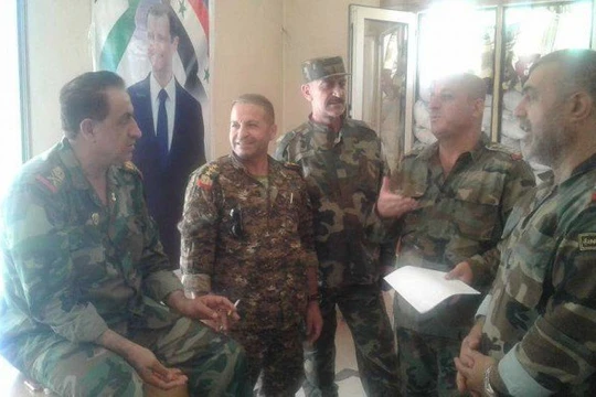 Các sĩ quan chỉ huy quân đội Syria thảo luận về trận chiến trong thành phố Aleppo