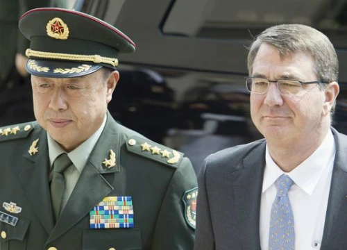 Bộ trưởng Quốc phòng Mỹ Ashton Carter (phải) và Tướng Trung Quốc Phạm Trường Long. Ảnh: AFP
