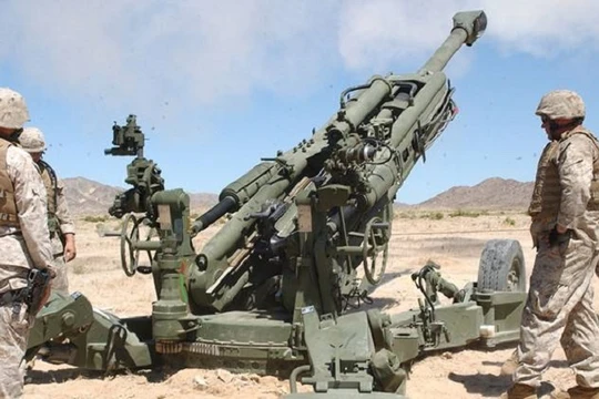 Lính Mỹ pháo kích yểm hộ lực lượng dân quân người Kurd ở Syria