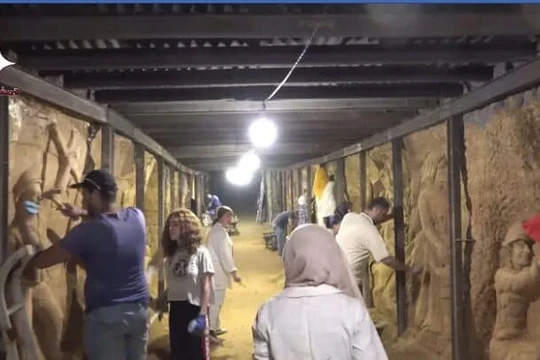 Nhóm họa sĩ đang làm việc