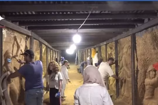 Nhóm họa sĩ đang làm việc